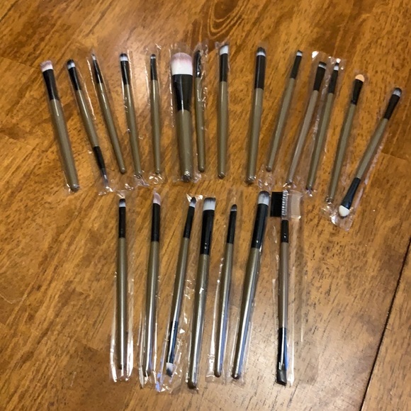 21 Brand New Makeup Brushes - Picture 1 of 2